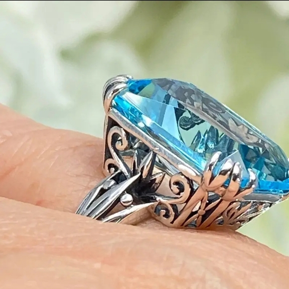 Elegant Blue Gemstone Ring - Picture 3 of 4